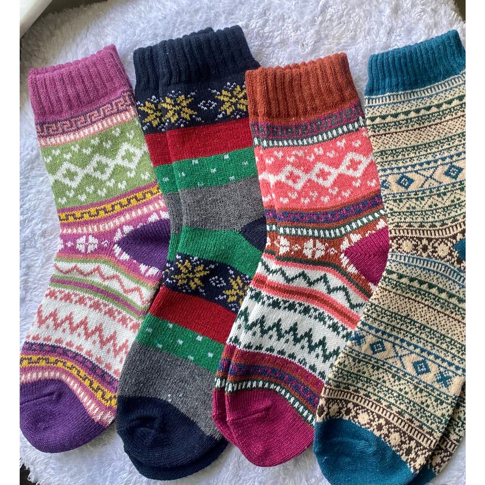vintage-style 4 Nordic Albiva wool socks feature a thick knit design patterns
ZL